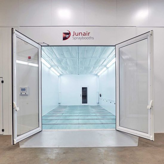 Foto einer Lackierkabine mit geöffneten Türen von Junair