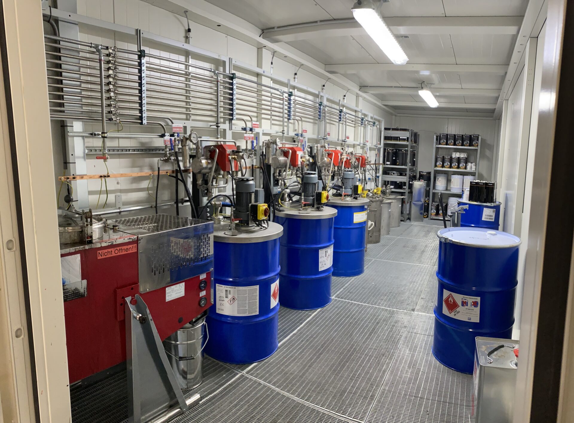 Farbversorgungsanlage mit mehreren Materialkreisläufen in einem Anlagencontainer