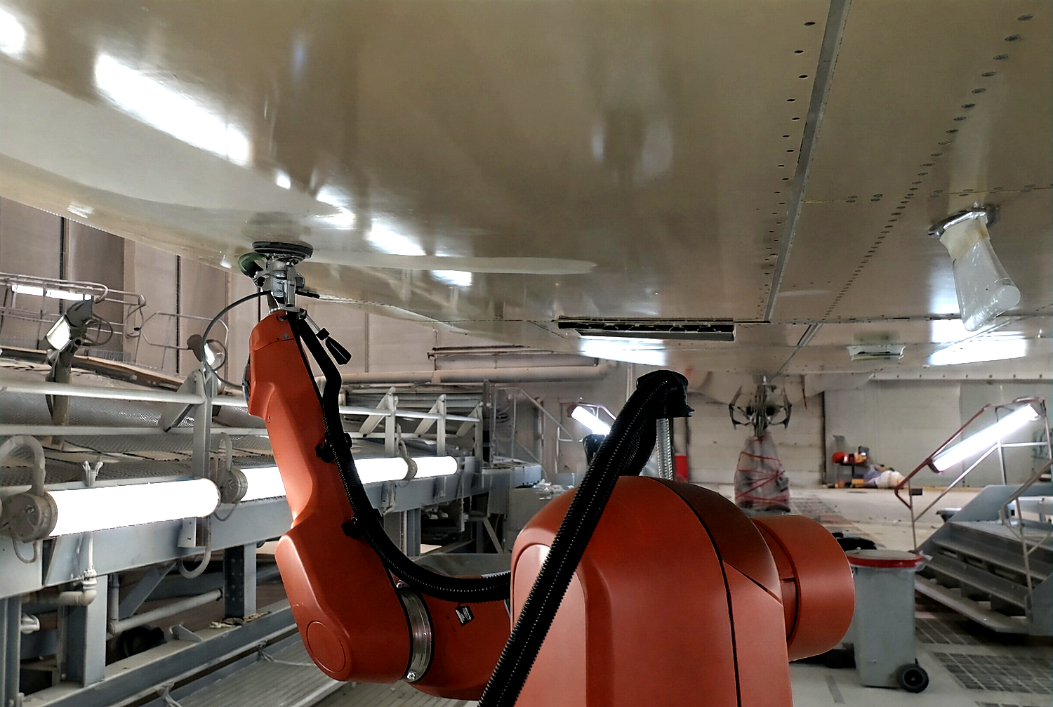 Schleif-CoBot bei Schleifarbeiten an schwer erreichbaren Positionen