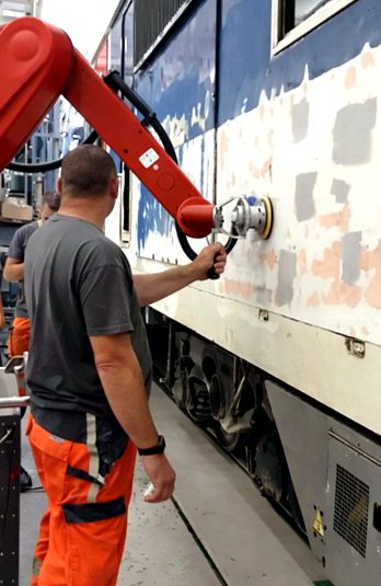 Schleif-CoBot bearbeitet eine Fahrzeugoberfläche mit gleichmäßigem Schleifdruck